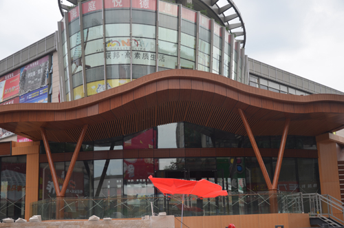 proyecto de revestimiento de aluminio con aspecto de madera