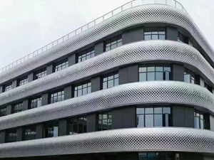 Panel de aluminio perforado para revestimiento de fachadas