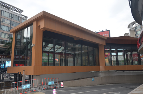 proyecto de revestimiento de aluminio con aspecto de madera