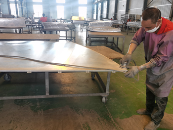 Rebordear la superficie del panel para prepararla para pintar